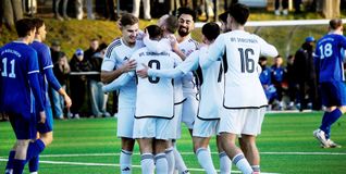 Die Fußballer des VfL Sindelfingen bejubeln im Derby ihre 2:0-Pausenführung.